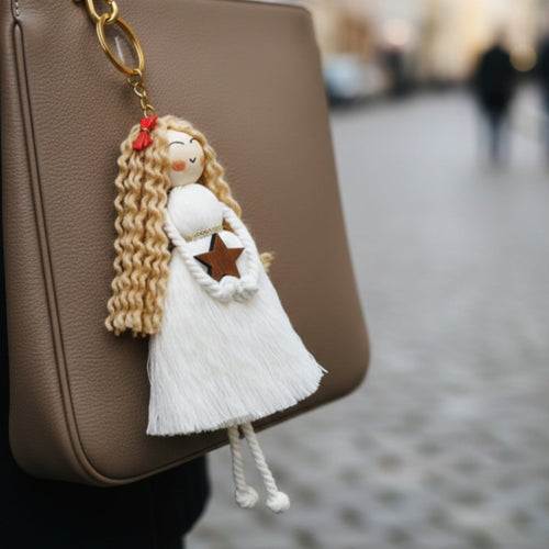 Blonde Makramee Puppe Taschenanhänger mit Holzstern, Geschenkidee