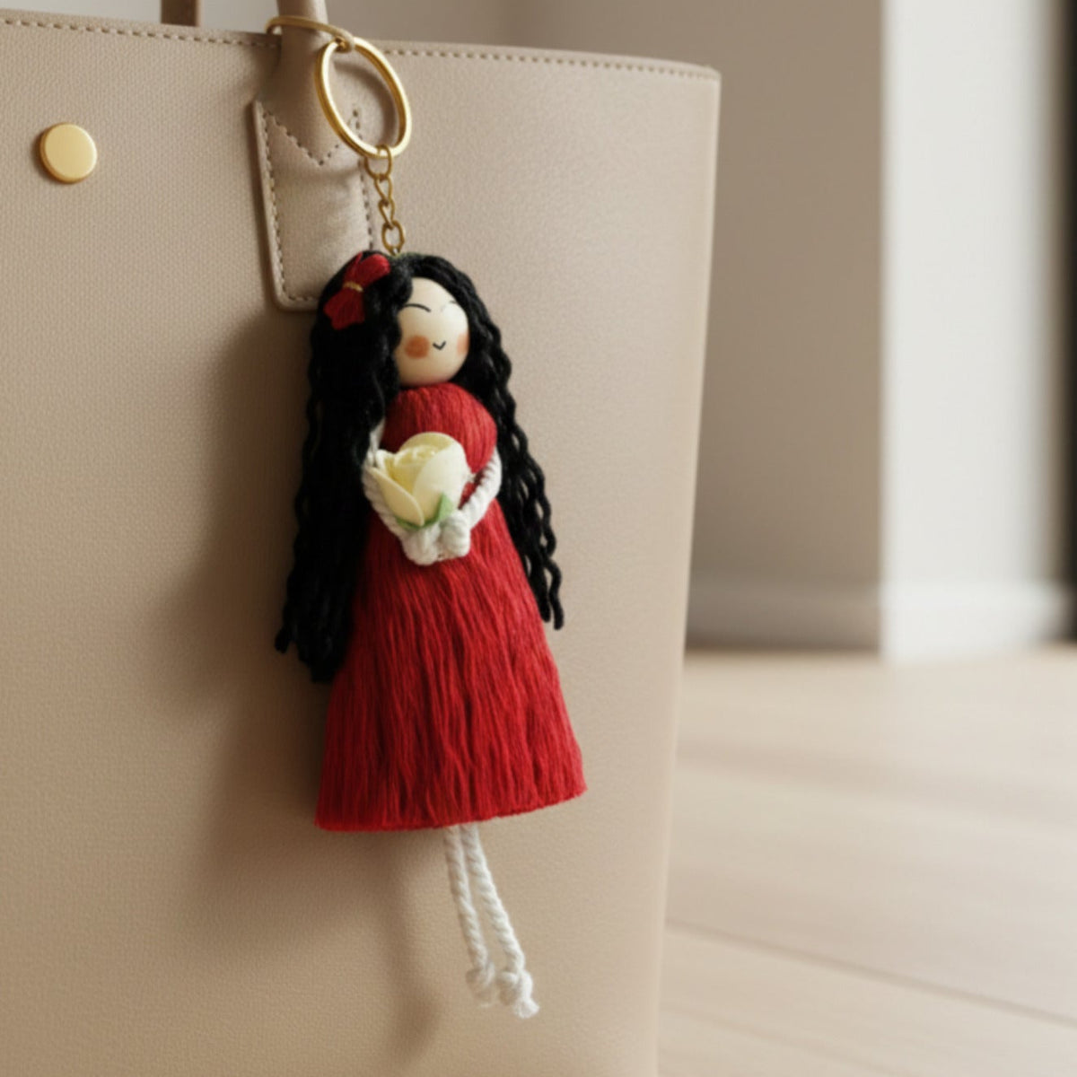Makramee Puppe Rot mit Rose Schlüsselanhänger, Weihnachtsgeschenk