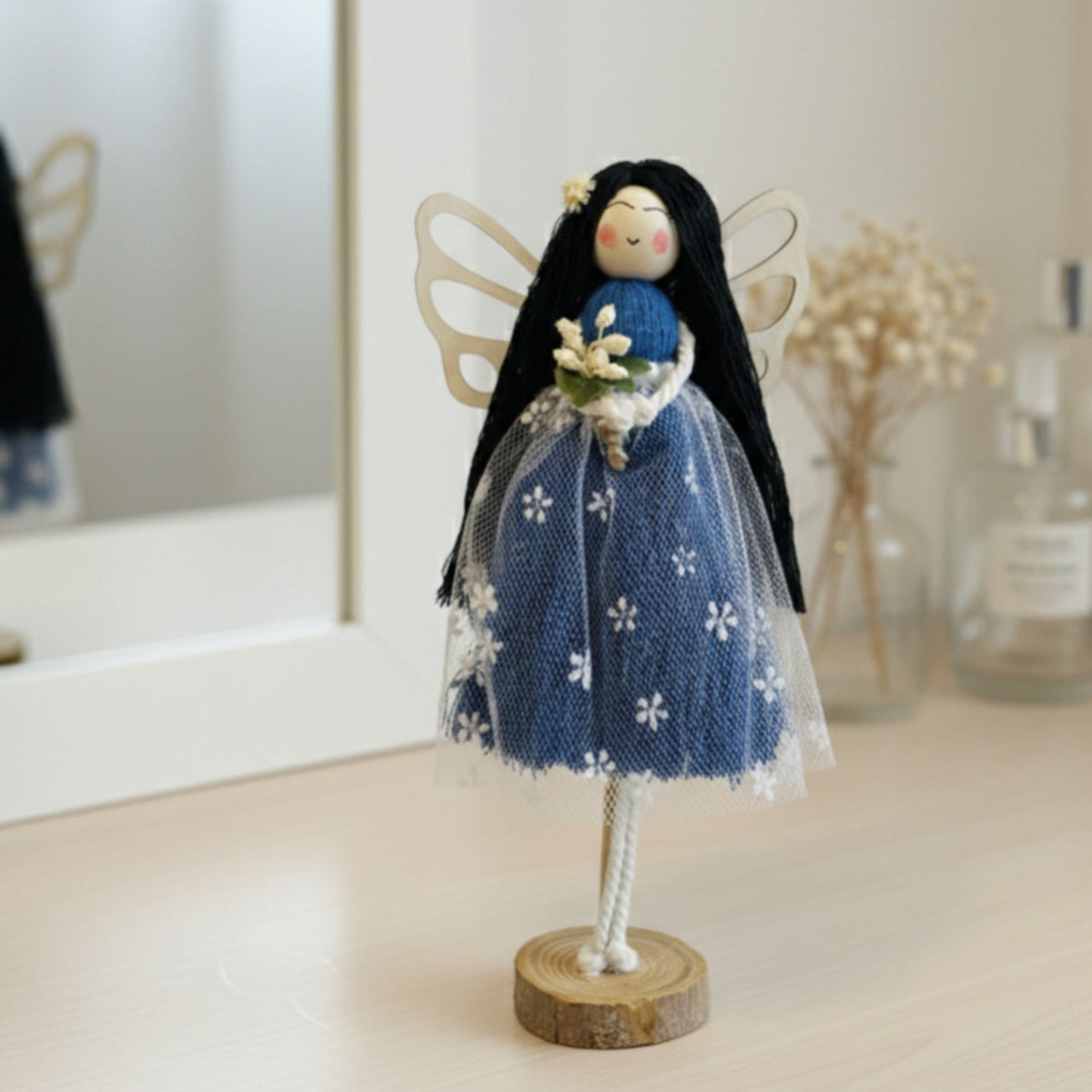 Handgefertigter Makramee Schutzengel in Blau als Weihnachtsgeschenk
