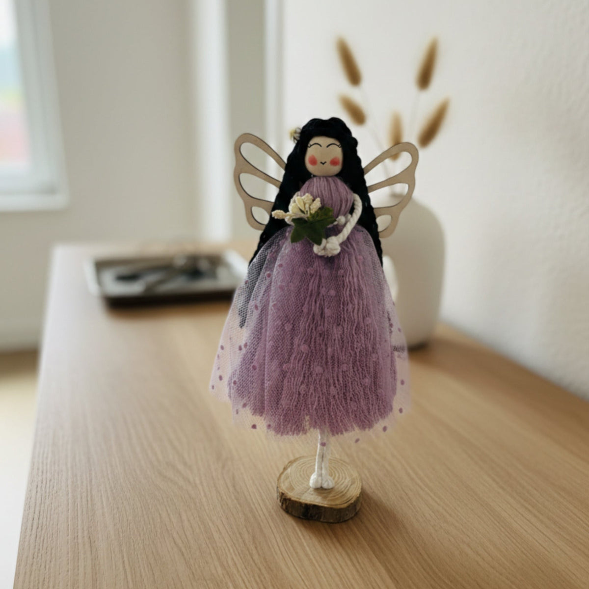 Handgemachter Makramee Schutzengel in Lila mit schwarzem Haar als Weihnachtsgeschenk