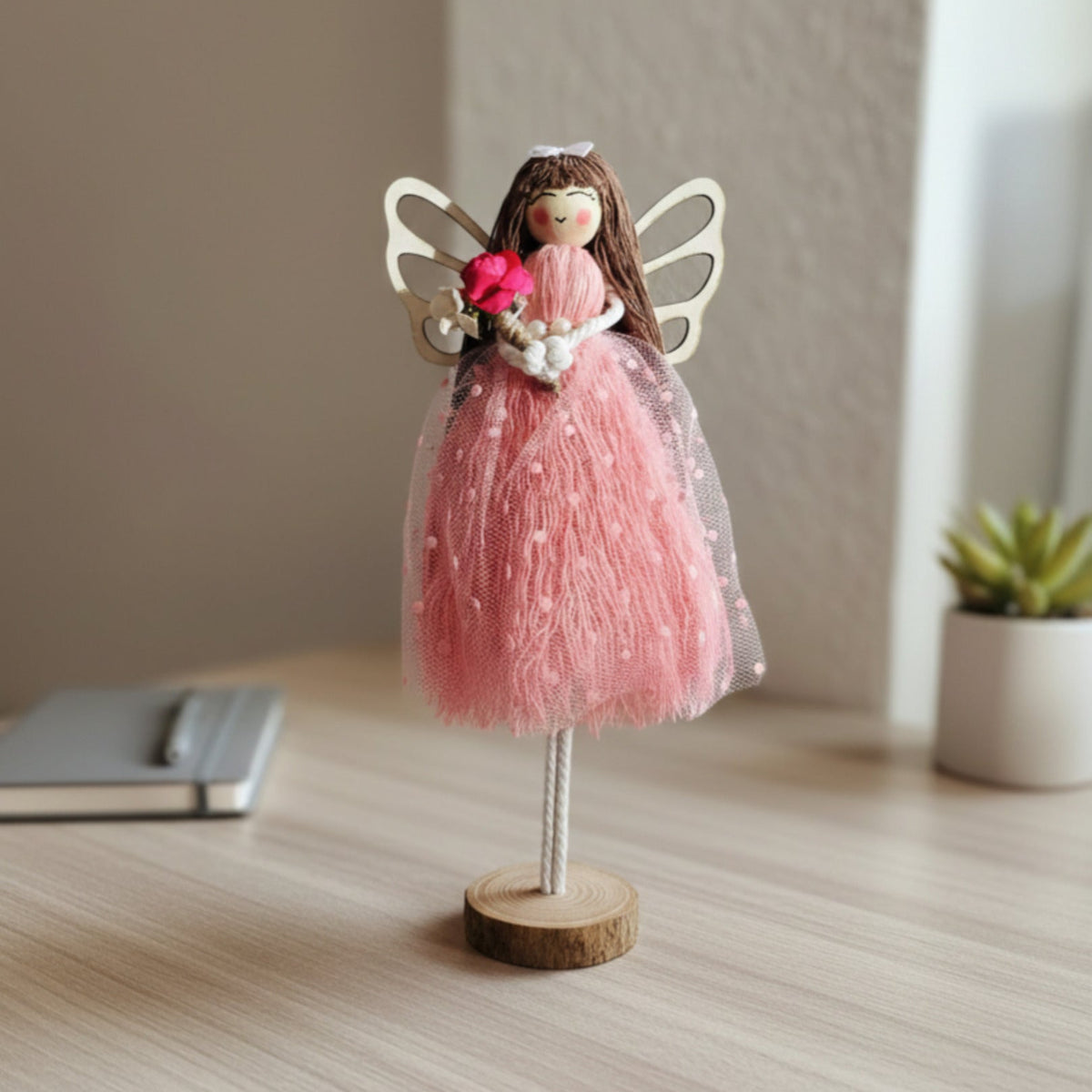 Handgemachter Makramee Schutzengel in Rosa als süßes Weihnachtsgeschenk