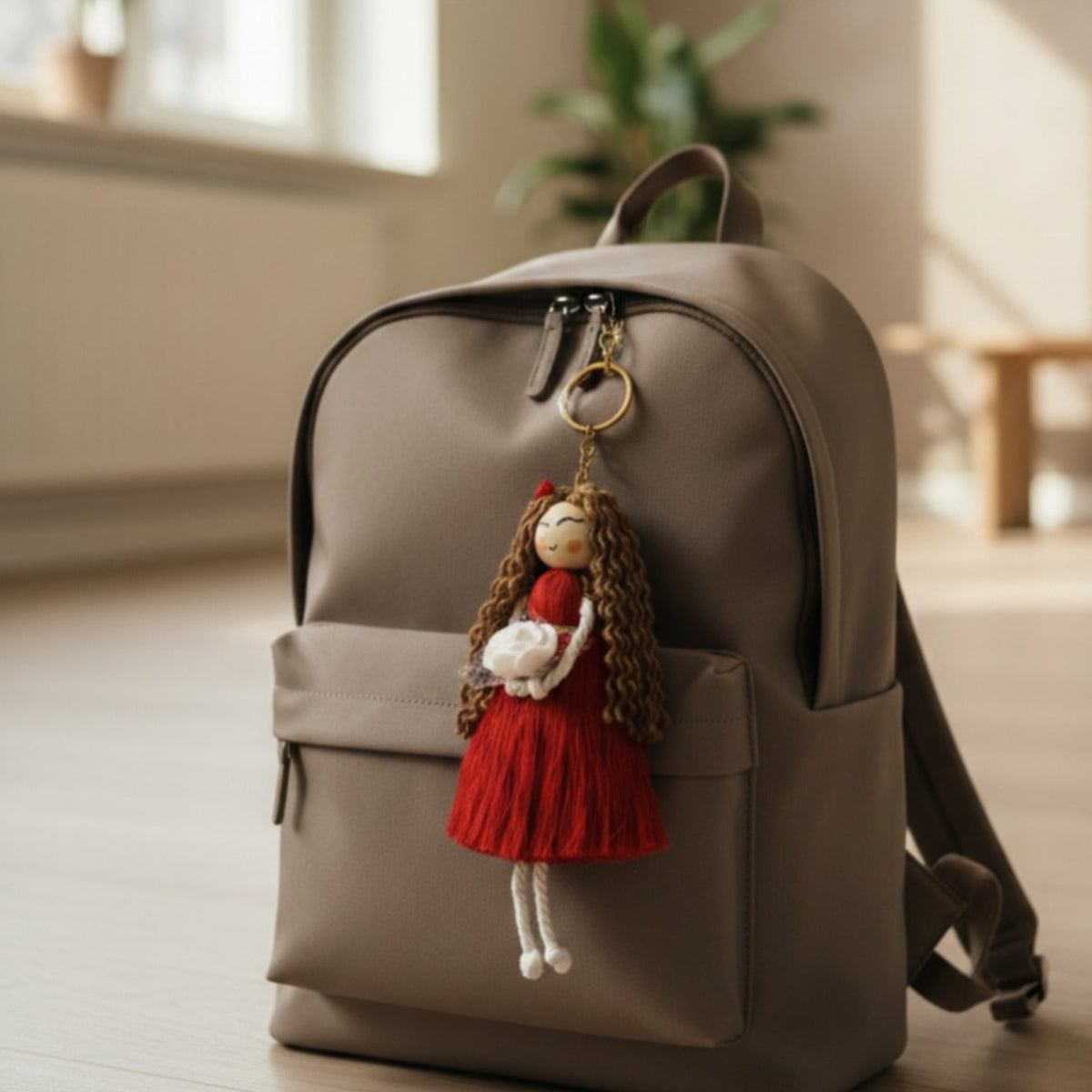 Lockige Makramee Puppe Rucksackanhänger Rot, handmade Geschenk