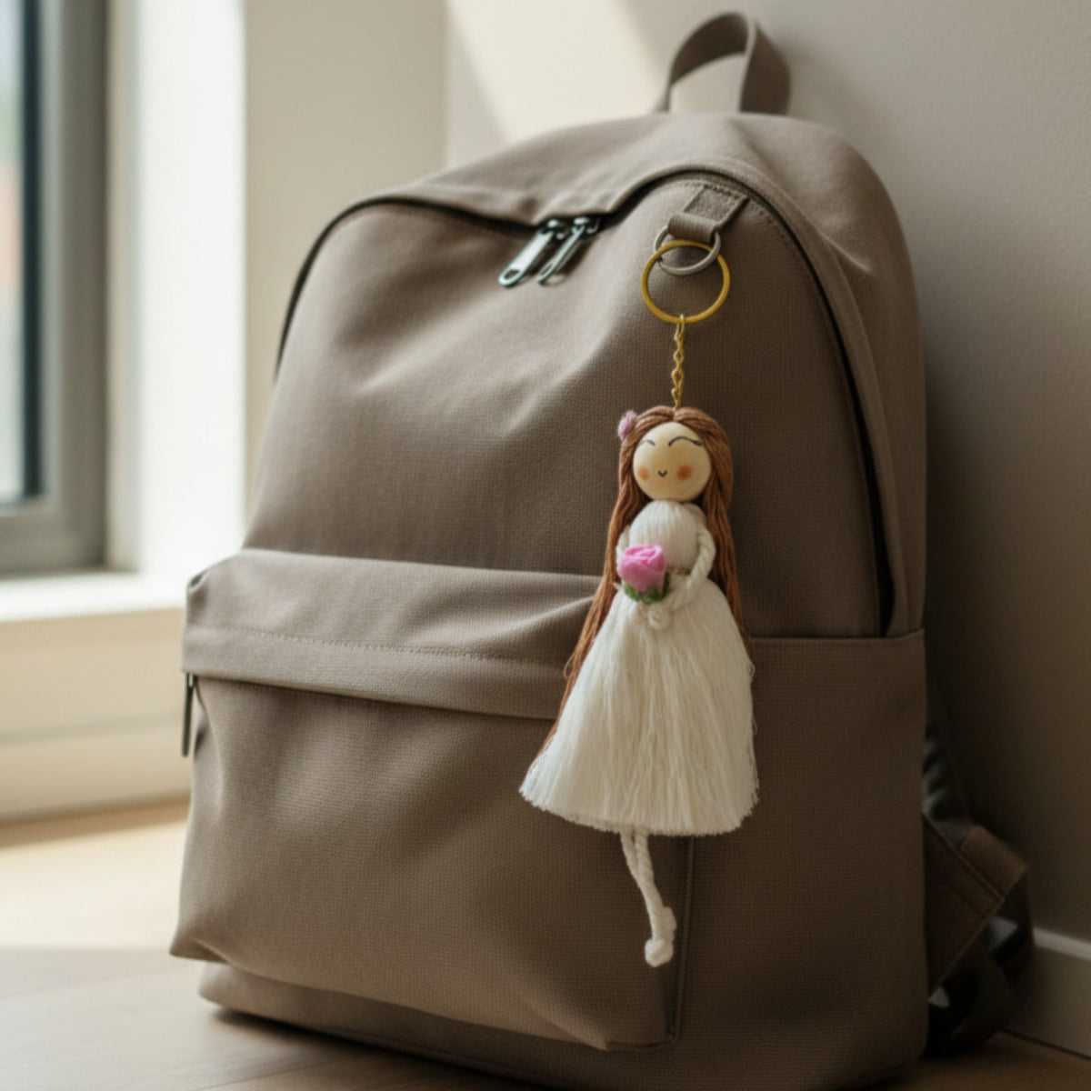 Makramee Puppen Anhänger für Rucksack mit rosa Rose, handarbeit Geschenk