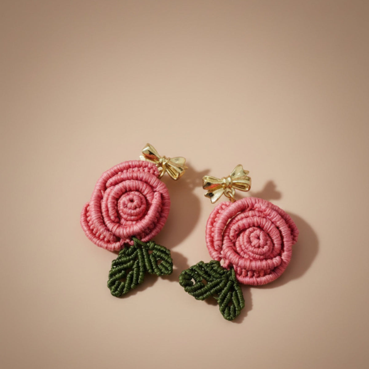 Handgefertigte Makramee-Ohrringe "Rosenblüte" – Filigranes Design mit Elemente in Goldoptik