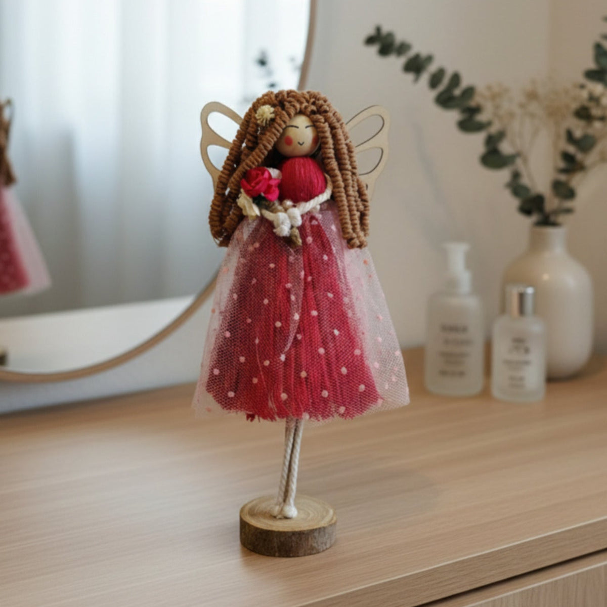 Handgemachte Makramee Schutzengel Deko-Figur in Rot auf Holzsockel